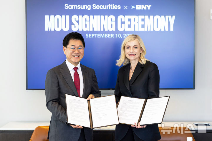 [서울=뉴시스](사진 왼쪽부터)박종문 삼성증권 사장과 BNY 카팅카 월스트롬 최고 고객 책임자 및 양사 관계자들이 뉴욕 BNY 본사에서 포괄적 업무협약을 맺은 후 기념사진을 찍고 있다. (사진=삼성증권 제공) 2026.09.13. photo@newsis.com 