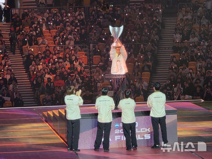 [서울=뉴시스]오동현 기자 = 젠지는 13일 서울 송파구 올림픽공원 KSPO돔에서 열린 '2026 우리은행 LCK' 결승전에서 한화생명에 세트 스코어 3-1로 승리하며 우승을 차지했다. odong85@newsis.com