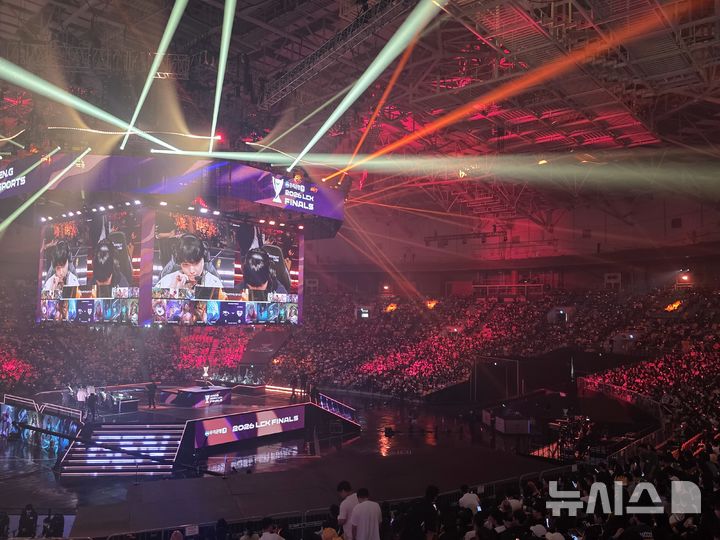 [서울=뉴시스]오동현 기자 = 젠지는 13일 서울 송파구 올림픽공원 KSPO돔에서 열린 '2026 우리은행 LCK' 결승전에서 한화생명에 세트 스코어 3-1로 승리하며 우승을 차지했다. odong85@newsis.com