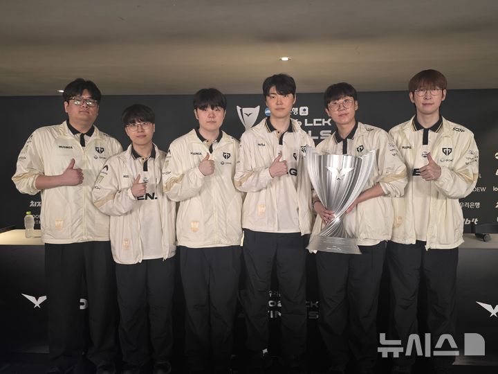 [서울=뉴시스]오동현 기자 = 젠지가 13일 서울 송파구 올림픽공원 KSPO돔에서 열린 '2026 우리은행 LCK' 결승전에서 한화생명을 세트 스코어 3-1로 꺾고 우승을 차지했다. 사진은 왼쪽부터 젠지의 유상욱 감독, '기인' 김기인, '캐니언' 김건부, '초비' 정지훈, '룰러' 박재혁, '듀로' 주민규. odong85@newsis.com