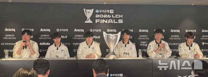 [서울=뉴시스]오동현 기자 = 젠지가 13일 서울 송파구 올림픽공원 KSPO돔에서 열린 '2026 우리은행 LCK' 결승전에서 한화생명을 세트 스코어 3-1로 꺾고 우승을 차지했다. 사진은 왼쪽부터 젠지의 유상욱 감독, '기인' 김기인, '캐니언' 김건부, '초비' 정지훈, '룰러' 박재혁, '듀로' 주민규. odong85@newsis.com