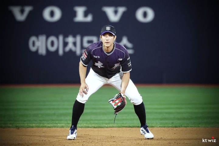 [서울=뉴시스] 프로야구 KT 위즈 황재균이 13일 수원 KT위즈파크에서 열린 2026 신한 쏠 KBO리그 롯데 자이언츠와의 홈 경기에서 특별 엔트리에 올라 교체 출전해 수비를 하고 있다. (사진=KT 위즈 제공) 2026.09.13. *재판매 및 DB 금지