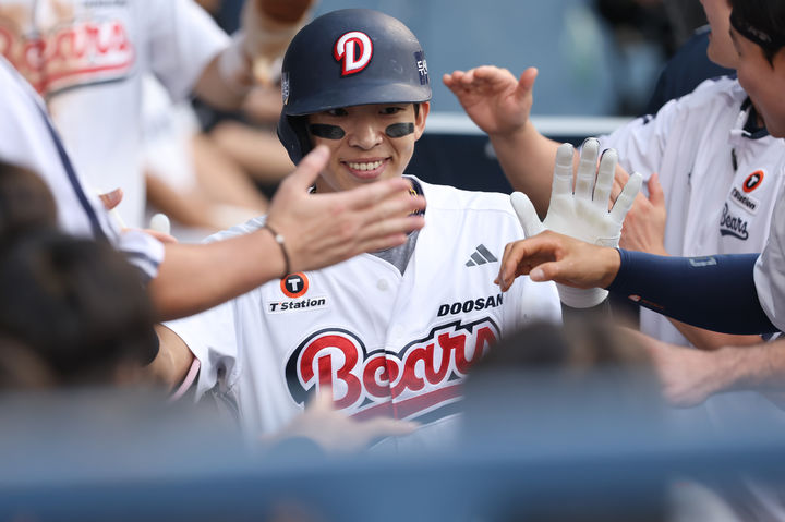 [서울=뉴시스] 프로야구 두산 베어스 김민석이 13일 서울 잠실구장에서 열린 2026 신한 쏠 KBO리그 NC 다이노스와의 홈 경기에서 홈런을 친 뒤 축하를 받고 있다. (사진=두산 베어스 제공) 2026.09.13. *재판매 및 DB 금지