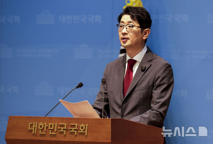 [서울=뉴시스] 정병혁 기자 = 주진우 국민의힘 의원이 13일 서울 여의도 국회 소통관에서 김승원 법무부장관 후보자 관련 기자회견을 하고 있다. 2026.09.13. jhope@newsis.com