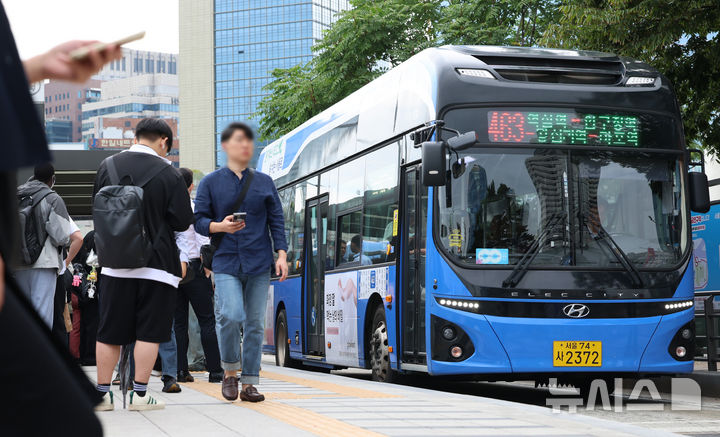 [서울=뉴시스] 권창회 기자 = 13일 서울 중구 서울역 환승센터에서 정차중인 버스. 서울 시내버스 노조가 오는 16일 쟁의행위를 예고하면서 서울 시내버스 운행이 중단될 가능성이 높아졌다. 전국자동차노동조합연맹 서울시버스노동조합은 11일 '2026년 임금협정 체결을 위한 쟁의행위 찬반투표' 결과 61개 일반버스 회사 노조원 대상 투표에서 87.94%인 1만 6,089명의 찬성으로 쟁의행위안이 가결됐다고 밝혔다. 노조는 오는 15일 제2차 조정 회의에서 협상이 결렬될 경우 16일 첫차부터 전면 파업할 방침이다. 2026.09.13. kch0523@newsis.com