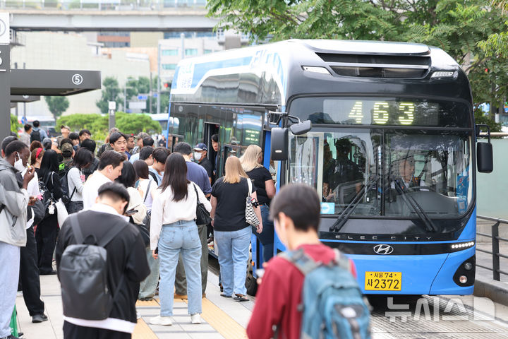 [서울=뉴시스] 권창회 기자 = 13일 서울 중구 서울역 환승센터에서 정차중인 버스. 서울 시내버스 노조가 오는 16일 쟁의행위를 예고하면서 서울 시내버스 운행이 중단될 가능성이 높아졌다. 전국자동차노동조합연맹 서울시버스노동조합은 11일 '2026년 임금협정 체결을 위한 쟁의행위 찬반투표' 결과 61개 일반버스 회사 노조원 대상 투표에서 87.94%인 1만 6,089명의 찬성으로 쟁의행위안이 가결됐다고 밝혔다. 노조는 오는 15일 제2차 조정 회의에서 협상이 결렬될 경우 16일 첫차부터 전면 파업할 방침이다. 2026.09.13. kch0523@newsis.com