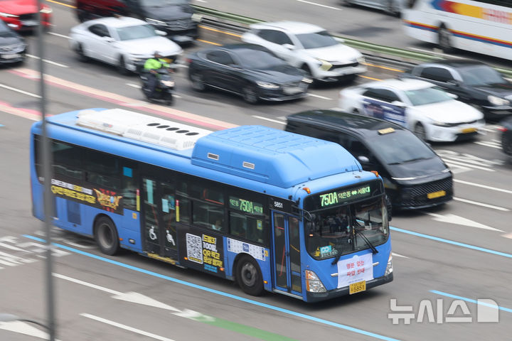 [서울=뉴시스] 권창회 기자 = 13일 서울 중구 서울역 환승센터에서 버스에 붙어있는 파업 반대 현수막. 서울 시내버스 노조가 오는 16일 쟁의행위를 예고하면서 서울 시내버스 운행이 중단될 가능성이 높아졌다. 전국자동차노동조합연맹 서울시버스노동조합은 11일 '2026년 임금협정 체결을 위한 쟁의행위 찬반투표' 결과 61개 일반버스 회사 노조원 대상 투표에서 87.94%인 1만 6,089명의 찬성으로 쟁의행위안이 가결됐다고 밝혔다. 노조는 오는 15일 제2차 조정 회의에서 협상이 결렬될 경우 16일 첫차부터 전면 파업할 방침이다. 2026.09.13. kch0523@newsis.com