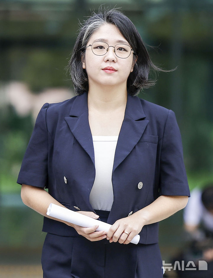 [서울=뉴시스] 정병혁 기자 = 용혜인 성평등가족부 장관 후보자가 13일 서울 여의도 국회 소통관에서 장관 후보직 사퇴 기자회견을 마친 뒤 차량으로 이동하고 있다. 2026.09.13. jhope@newsis.com