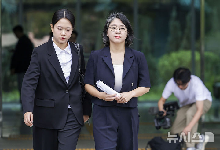 [서울=뉴시스] 정병혁 기자 = 용혜인 성평등가족부 장관 후보자가 13일 서울 여의도 국회 소통관에서 장관 후보직 사퇴 기자회견을 마친 뒤 차량으로 이동하고 있다. 2026.09.13. jhope@newsis.com