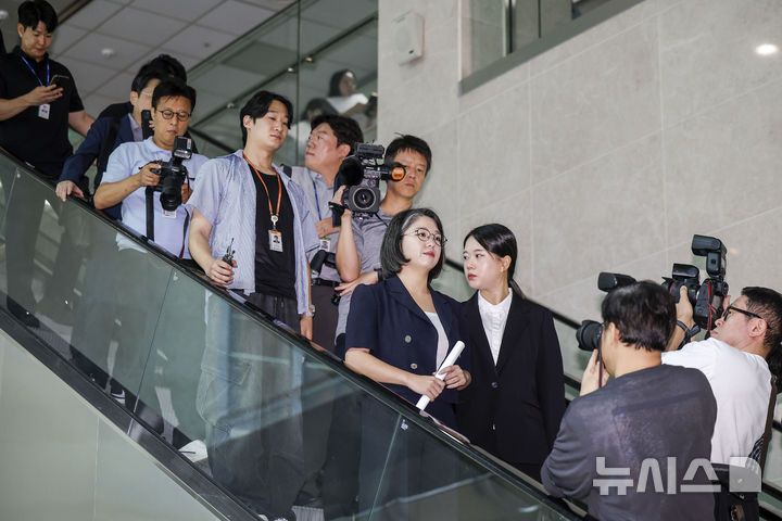 [서울=뉴시스] 정병혁 기자 = 용혜인 성평등가족부 장관 후보자가 13일 서울 여의도 국회 소통관에서 장관 후보직 사퇴 기자회견을 마친 뒤 차량으로 이동하고 있다. 2026.09.13. jhope@newsis.com
