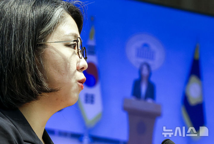 [서울=뉴시스] 정병혁 기자 = 용혜인 성평등가족부 장관 후보자가 13일 서울 여의도 국회 소통관에서 장관 후보직 사퇴 기자회견을 하고 있다. 2026.09.13. jhope@newsis.com