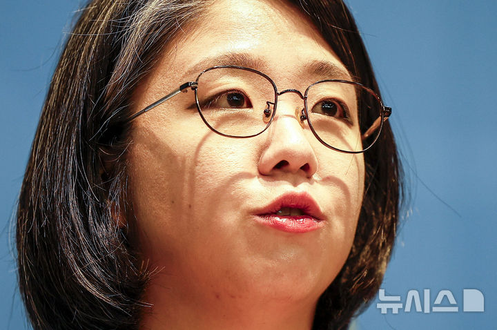 [서울=뉴시스] 정병혁 기자 = 용혜인 성평등가족부 장관 후보자가 13일 서울 여의도 국회 소통관에서 장관 후보직 사퇴 기자회견을 하고 있다. 2026.09.13. jhope@newsis.com