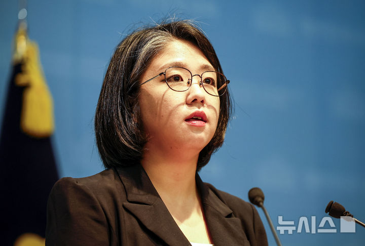 [서울=뉴시스] 정병혁 기자 = 용혜인 성평등가족부 장관 후보자가 13일 서울 여의도 국회 소통관에서 장관 후보직 사퇴 기자회견을 하고 있다. 2026.09.13. jhope@newsis.com