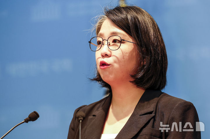 [서울=뉴시스] 정병혁 기자 = 용혜인 성평등가족부 장관 후보자가 13일 서울 여의도 국회 소통관에서 장관 후보직 사퇴 기자회견을 하고 있다. 2026.09.13. jhope@newsis.com