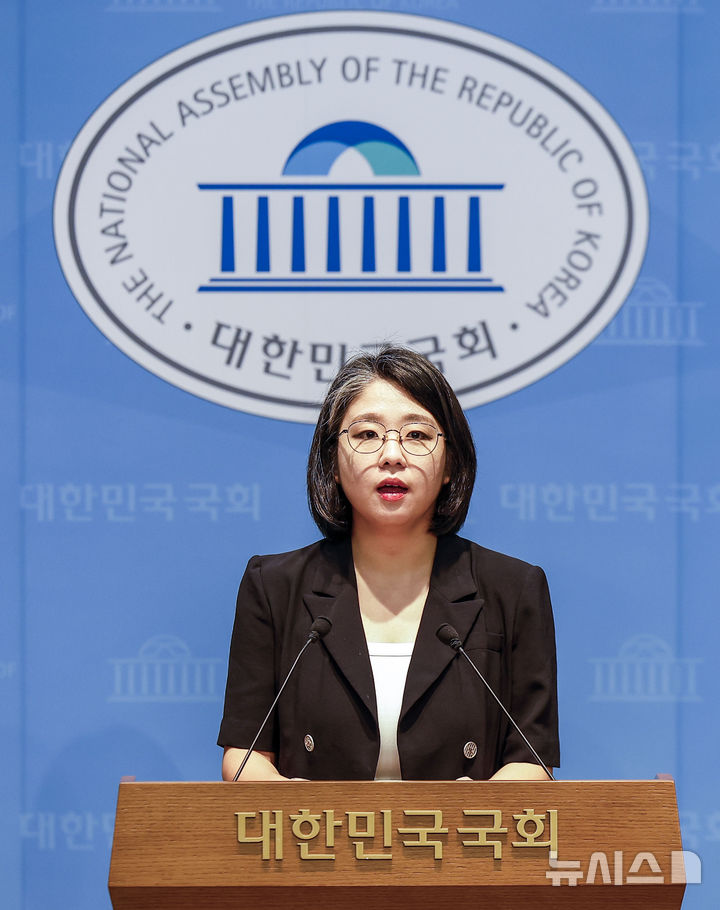 [서울=뉴시스] 정병혁 기자 = 용혜인 성평등가족부 장관 후보자가 13일 서울 여의도 국회 소통관에서 장관 후보직 사퇴 기자회견을 하고 있다. 2026.09.13. jhope@newsis.com