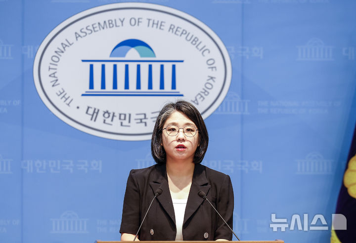 [서울=뉴시스] 정병혁 기자 = 용혜인 성평등가족부 장관 후보자가 13일 서울 여의도 국회 소통관에서 장관 후보직 사퇴 기자회견을 하고 있다. 2026.09.13. jhope@newsis.com
