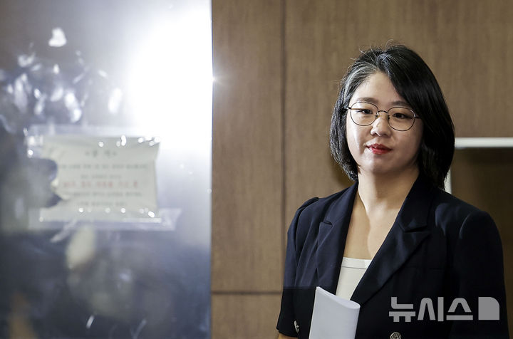 [서울=뉴시스] 정병혁 기자 = 용혜인 성평등가족부 장관 후보자가 13일 서울 여의도 국회 소통관에서 장관 후보직 사퇴 기자회견을 하기 위해 이동하고 있다. 2026.09.13. jhope@newsis.com