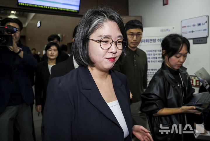 [서울=뉴시스] 정병혁 기자 = 용혜인 성평등가족부 장관 후보자가 13일 서울 여의도 국회 소통관에서 장관 후보직 사퇴 기자회견을 마친 뒤 이동하며 취재진 질문을 듣고 있다. 2026.09.13. jhope@newsis.com