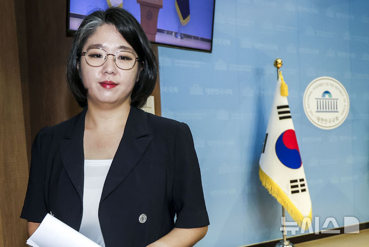 [서울=뉴시스] 정병혁 기자 = 용혜인 성평등가족부 장관 후보자가 13일 서울 여의도 국회 소통관에서 장관 후보직 사퇴 기자회견을 마친 뒤 소통관을 나서고 있다. 2026.09.13. jhope@newsis.com