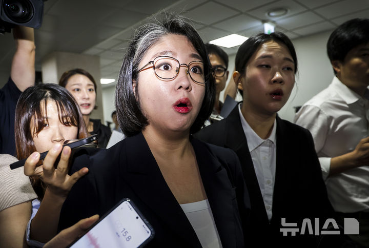 [서울=뉴시스] 정병혁 기자 = 용혜인 성평등가족부 장관 후보자가 13일 서울 여의도 국회 소통관에서 장관 후보직 사퇴 기자회견을 마친 뒤 이동하며 취재진 질문을 듣고 있다. 2026.09.13. jhope@newsis.com