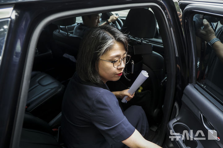 [서울=뉴시스] 정병혁 기자 = 용혜인 성평등가족부 장관 후보자가 13일 서울 여의도 국회 소통관에서 장관 후보직 사퇴 기자회견을 마친 뒤 차량에 탑승하고 있다. 2026.09.13. jhope@newsis.com