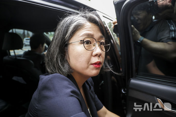 [서울=뉴시스] 정병혁 기자 = 용혜인 성평등가족부 장관 후보자가 13일 서울 여의도 국회 소통관에서 장관 후보직 사퇴 기자회견을 마친 뒤 차량에 탑승하고 있다. 2026.09.13. jhope@newsis.com