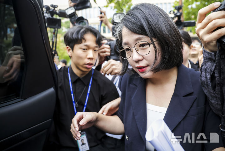 [서울=뉴시스] 정병혁 기자 = 용혜인 성평등가족부 장관 후보자가 13일 서울 여의도 국회 소통관에서 장관 후보직 사퇴 기자회견을 마친 뒤 차량으로 향하고 있다. 2026.09.13. jhope@newsis.com