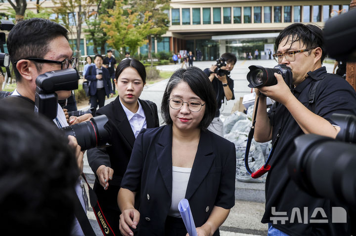 [서울=뉴시스] 정병혁 기자 = 용혜인 성평등가족부 장관 후보자가 13일 서울 여의도 국회 소통관에서 장관 후보직 사퇴 기자회견을 마친 뒤 차량으로 향하고 있다. 2026.09.13. jhope@newsis.com