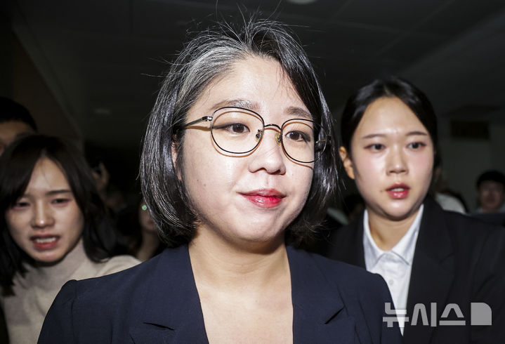 [서울=뉴시스] 정병혁 기자 = 용혜인 성평등가족부 장관 후보자가 13일 서울 여의도 국회 소통관에서 장관 후보직 사퇴 기자회견을 마친 뒤 이동하며 취재진 질문을 듣고 있다. 2026.09.13. jhope@newsis.com
