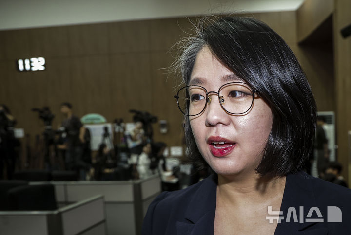 [서울=뉴시스] 정병혁 기자 = 용혜인 성평등가족부 장관 후보자가 13일 서울 여의도 국회 소통관에서 장관 후보직 사퇴 기자회견을 하기 위해 이동하고 있다. 2026.09.13. jhope@newsis.com