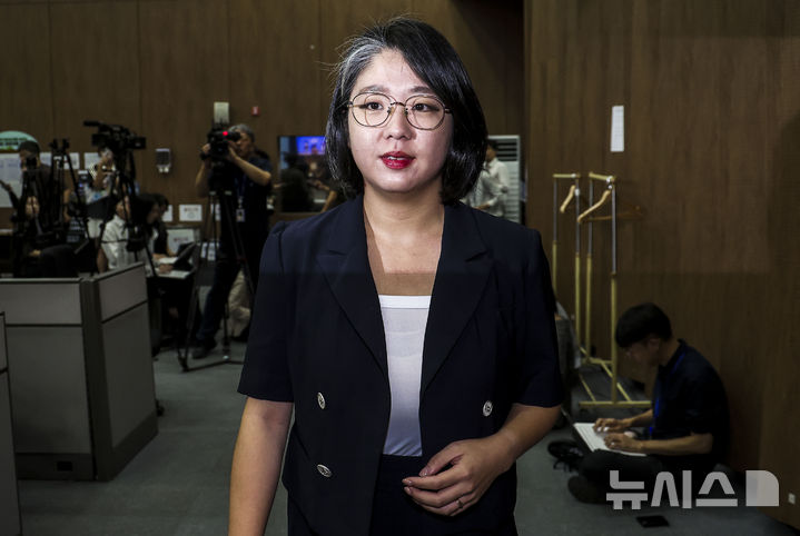 [서울=뉴시스] 정병혁 기자 = 용혜인 성평등가족부 장관 후보자가 13일 서울 여의도 국회 소통관에서 장관 후보직 사퇴 기자회견을 하기 위해 이동하고 있다. 2026.09.13. jhope@newsis.com