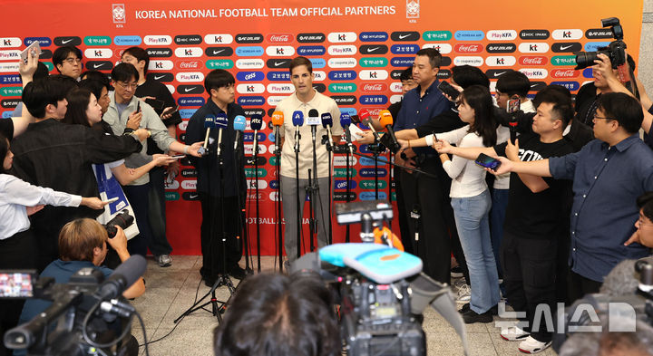 [인천공항=뉴시스] 전진환 기자 = 한국 남자 축구 대표팀의 '임시 사령탑'을 맡은 로베르토 모레노 감독이 13일 인천공항을 통해 입국해 취재진과 인터뷰를 하고 있다. 2026.09.13. amin2@newsis.com