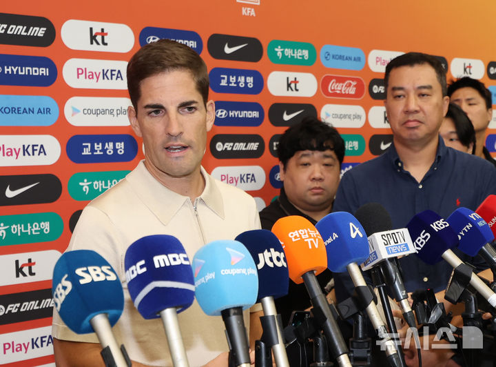 [인천공항=뉴시스] 전진환 기자 = 한국 남자 축구 대표팀의 '임시 사령탑'을 맡은 로베르토 모레노 감독이 13일 인천공항을 통해 입국해 취재진과 인터뷰를 하고 있다. 2026.09.13. amin2@newsis.com