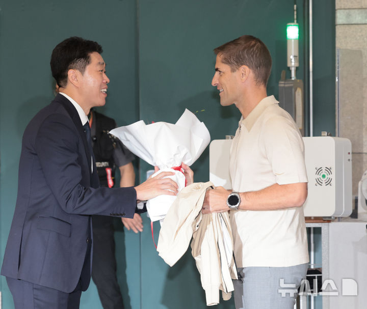 [인천공항=뉴시스] 전진환 기자 = 한국 남자 축구 대표팀의 '임시 사령탑'을 맡은 로베르토 모레노 감독이 13일 인천공항을 통해 입국해 현영민 대한축구협회 전력강화위원장으로부터 꽃다발을 받고 있다. 2026.09.13. amin2@newsis.com