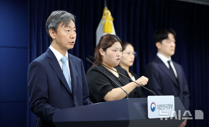 [서울=뉴시스] 김선웅 기자 = 강준하 법무부 국제법무국장이 13일 서울 종로구 정부서울청사에 ISDS 사건 선고 관련 브리핑을 하고 있다. 법무부에 이날 브리핑을 통해 대한민국 정부는 지난 12일 중국국적 청구인 펑전 민이 2020년 정부를 상대로 약 2조원을 청구하며 국제투자분쟁해결센터(ICSID)에 제기한 국제투자분쟁(ISDS) 사건의 판정 취소 절차에서 정부 승소(청구인 취소신청 전부 기각) 결정 및 '청구인은 한국의 취소절차 소송비용 약 15억원을 지급하라'는 결정을 받았다고 밝혔다. 2026.09.13. mangusta@newsis.com