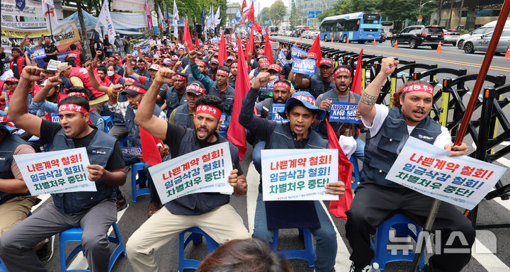 [서울=뉴시스] 권창회 기자 = 지난 9월 13일 서울 중구 서울고용노동청 앞에서 열린 2026 민주노총 전국이주노동자대회에서 이주노동자들이 구호를 외치고 있다. 2026.09.13. kch0523@newsis.com
