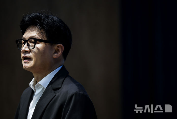 [서울=뉴시스] 정병혁 기자 = 한동훈 무소속 의원이 13일 서울 여의도 국회 소통관에서 김승원 법무부 장관 후보자 관련 기자회견을 하고 있다. 2026.09.13. jhope@newsis.com