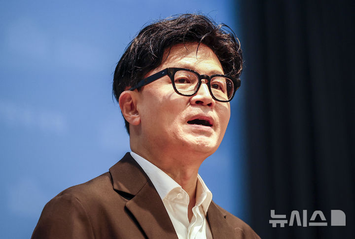 [서울=뉴시스] 정병혁 기자 = 한동훈 무소속 의원이 13일 서울 여의도 국회 소통관에서 김승원 법무부 장관 후보자 관련 기자회견을 하고 있다. 2026.09.13. jhope@newsis.com
