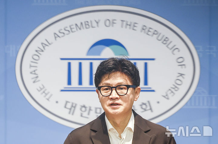 [서울=뉴시스] 정병혁 기자 = 한동훈 무소속 의원이 13일 서울 여의도 국회 소통관에서 김승원 법무부 장관 후보자 관련 기자회견을 하고 있다. 2026.09.13. jhope@newsis.com