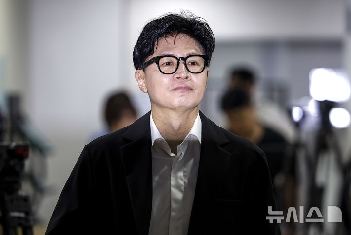 [서울=뉴시스] 정병혁 기자 = 한동훈 무소속 의원이 13일 서울 여의도 국회 소통관에서 김승원 법무부 장관 후보자 관련 기자회견을 하기 위해 이동하고 있다. 2026.09.13. jhope@newsis.com
