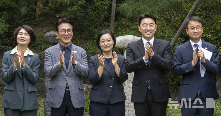 [서울=뉴시스] 조성우 기자 = 한성숙(가운데) 국무총리와 김민석(왼쪽 두 번째) 더불어민주당 대표, 한병도 원내대표, 강훈식(오른쪽 두 번째) 대통령 비서실장 등이 13일 서울 종로구 삼청동 총리공관에서 열린 제11차 고위당정협의회에 앞서 기념촬영을 하고 있다. (공동취재) 2026.09.13. photo@newsis.com