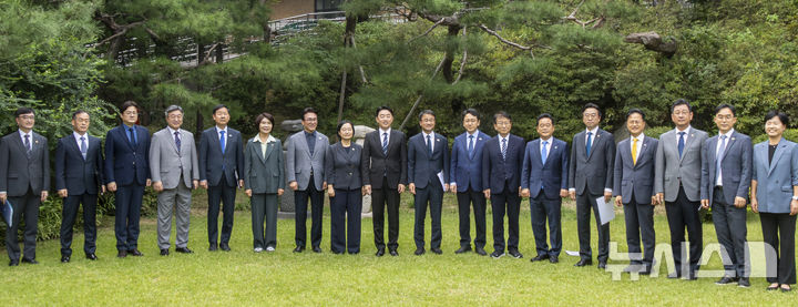 [서울=뉴시스] 조성우 기자 = 한성숙 국무총리와 김민석 더불어민주당 대표, 한병도 원내대표, 강훈식 대통령 비서실장 등이 13일 서울 종로구 삼청동 총리공관에서 열린 제11차 고위당정협의회에 앞서 기념촬영을 하고 있다. (공동취재) 2026.09.13. photo@newsis.com