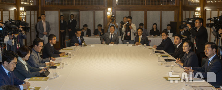 [서울=뉴시스] 조성우 기자 = 13일 서울 종로구 삼청동 총리공관에서 한성숙 국무총리와 김민석 더불어민주당 대표, 한병도 원내대표, 강훈식 대통령 비서실장 등이 참석한 가운데 제11차 고위당정협의회가 열리고 있다. (공동취재) 2026.09.13. photo@newsis.com