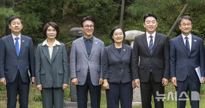 [서울=뉴시스] 조성우 기자 = 한성숙(왼쪽 네 번째) 국무총리와 김민석(왼쪽 세 번째) 더불어민주당 대표, 한병도 원내대표, 강훈식(오른쪽 두 번째) 대통령 비서실장 등이 13일 서울 종로구 삼청동 총리공관에서 열린 제11차 고위당정협의회에 앞서 기념촬영을 하고 있다. (공동취재) 2026.09.13. photo@newsis.com