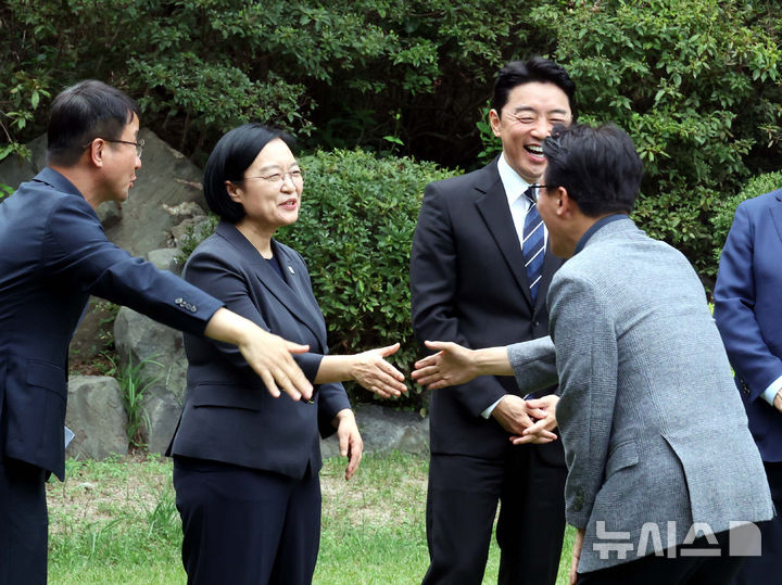[서울=뉴시스] 조성우 기자 = 한성숙(왼쪽 두 번째) 국무총리와 김민석(오른쪽 두 번째) 더불어민주당 대표가 13일 서울 종로구 삼청동 총리공관에서 열린 제11차 고위당정협의회에서 악수하고 있다. (공동취재) 2026.09.13. photo@newsis.com