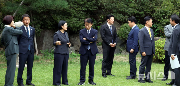 [서울=뉴시스] 조성우 기자 = 한성숙(왼쪽 세 번째) 국무총리와 한병도(왼쪽 두 번째) 더불어민주당 원내대표, 강훈식(오른쪽 네 번째) 대통령 비서실장이 13일 서울 종로구 삼청동 총리공관에서 열린 제11차 고위당정협의회를 기다리며 참석자들과 대화하고 있다. (공동취재) 2026.09.13. photo@newsis.com