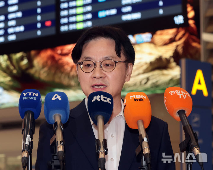 [인천공항=뉴시스] 전진환 기자 = 대미 투자 프로젝트 협의차 미국 뉴욕을 방문한 김정관 산업통상부 장관이 13일 오후 인천공항을 통해 귀국해 취재진의 질문에 답하고 있다. 2026.09.13. amin2@newsis.com