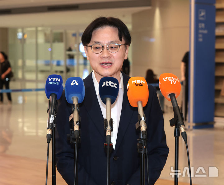 [인천공항=뉴시스] 전진환 기자 = 대미 투자 프로젝트 협의차 미국 뉴욕을 방문한 김정관 산업통상부 장관이 13일 오후 인천공항을 통해 귀국해 취재진의 질문에 답하고 있다. 2026.09.13. amin2@newsis.com