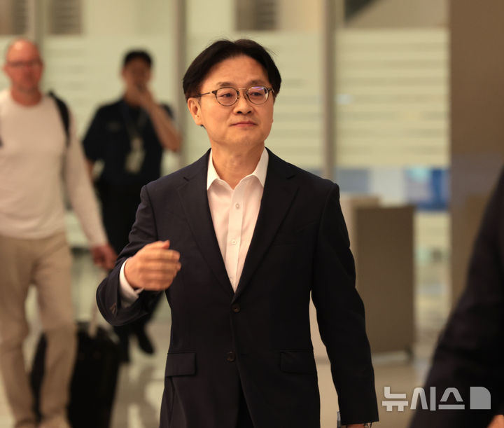 [인천공항=뉴시스] 전진환 기자 = 대미 투자 프로젝트 협의차 미국 뉴욕을 방문한 김정관 산업통상부 장관이 13일 오후 인천공항을 통해 귀국하고 있다. 2026.09.13. amin2@newsis.com