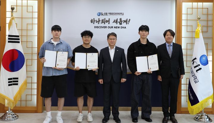 [구미=뉴시스] 김상호 총장이 인재상 수여식을 마친 뒤 기념사진을 찍고 있다. (사진=금오공대 제공) 2026.09.14 photo@newsis.com *재판매 및 DB 금지